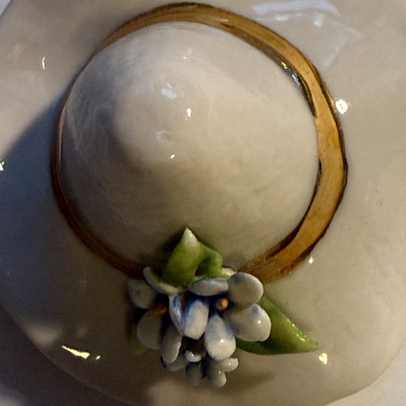 Vintage Queen Capodimonte Made in Italy Elegant Cream Porcelain Hat with Flowers - Picture 4 of 10
